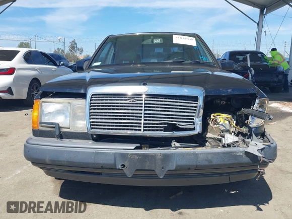 1993 Mercedes-Benz 400 E z VIN WDBEA34E6PB942402, wystawiony jako IAAI lot #41855899 z przebiegiem 124 065 mil mil oraz . Historia ofert i sprzedaży dostępna na DreamBid. Obrazek 12.