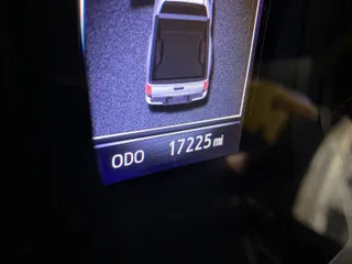 2022 Toyota Tacoma SR z VIN 3TYRX5GN8NT059730, wystawiony jako IAAI lot #41977676 z przebiegiem 17 225 mil mil oraz . Historia ofert i sprzedaży dostępna na DreamBid. Obrazek 1.