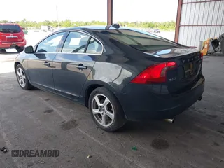 2013 Volvo S60 T5 Premier z VIN YV1612FS0D1216596, wystawiony jako IAAI lot #42311635 z przebiegiem 125 512 mil mil oraz . Historia ofert i sprzedaży dostępna na DreamBid. Obrazek 3.