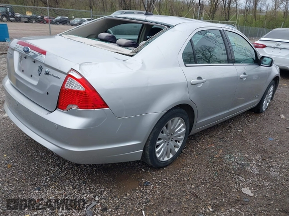 2010 Ford Fusion Hybrid with VIN 3FADP0L30AR121282, listed as a IAAI auction lot 41943397 with 109,559 mi miles. Bid and sale history available at carsss.com. Image 4.