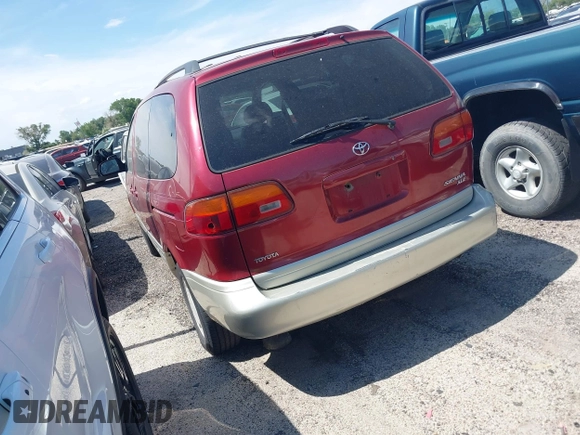 1998 Toyota Sienna LE with VIN 4T3ZF13C2WU049089, listed as a IAAI auction lot 41887109 with 323,601 mi miles and . Bid and sale history available at DreamBid. Image 3.