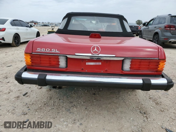 1986 Mercedes-Benz 560 SL z VIN WDBBA48D8GA054377, wystawiony jako Copart lot #45391915 z przebiegiem 98 728 mil mil oraz Szkody całkowita. Historia ofert i sprzedaży dostępna na DreamBid. Obrazek 6.