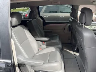 2011 Volkswagen Routan SE z VIN 2V4RW3DG6BR803179, wystawiony jako Copart lot #61144745 z przebiegiem 151 556 mil mil oraz Czysty tytuł • Clean title. Historia ofert i sprzedaży dostępna na DreamBid. Obrazek 6.