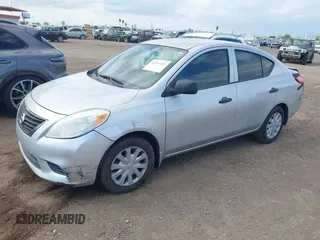 2014 Nissan Versa SV z VIN 3N1CN7AP4EL844350, wystawiony jako IAAI lot #42201655 z przebiegiem 133 117 mil mil oraz . Historia ofert i sprzedaży dostępna na DreamBid. Obrazek 2.