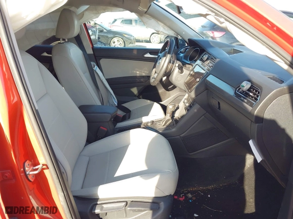 2019 Volkswagen Tiguan SE with VIN 3VV2B7AX5KM109109, listed as a IAAI auction lot 41768355 with 128,942 mi miles. Bid and sale history available at carsss.com. Image 5.