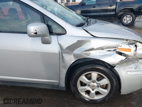 2007 Nissan Versa S z VIN 3N1BC13E47L369909, wystawiony jako IAAI lot #41831330 z przebiegiem 115 767 mil mil oraz . Historia ofert i sprzedaży dostępna na DreamBid. Obrazek 19.