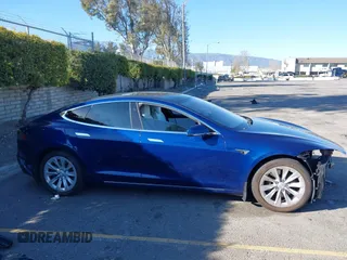 2019 Tesla Model S 75D z VIN 5YJSA1E27KF333645, wystawiony jako IAAI lot #41647989 z przebiegiem 52 528 mil mil oraz . Historia ofert i sprzedaży dostępna na DreamBid. Obrazek 14.