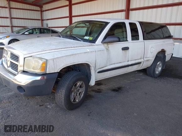 2005 Dodge Dakota SLT with VIN 1D7HE42K85S295098, listed as a IAAI auction lot 41902117 with 93,750 mi miles and . Bid and sale history available at carsss.com. Image 2.
