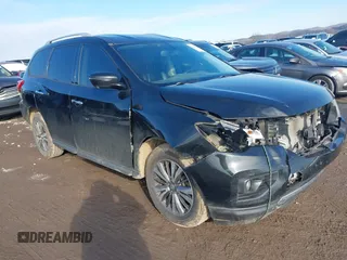 2019 Nissan Pathfinder S z VIN 5N1DR2MMXKC625986, wystawiony jako IAAI lot #41265272 z przebiegiem 124 351 mil mil oraz . Historia ofert i sprzedaży dostępna na DreamBid. Obrazek 1.