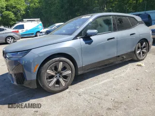 2022 BMW iX xDrive50 z VIN WB523CF00NCK44547, wystawiony jako Copart lot #55262775 z przebiegiem 22 664 mil mil oraz Szkoda całkowita • Salvage title. Historia ofert i sprzedaży dostępna na DreamBid. Obrazek 1.