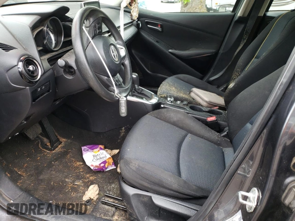 2016 Scion iA z VIN 3MYDLBZV4GY127533, wystawiony jako Copart lot #54408935 z przebiegiem 101 917 mil mil oraz Szkody całkowita. Historia ofert i sprzedaży dostępna na DreamBid. Obrazek 7.