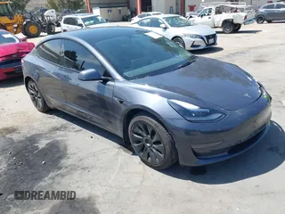 2023 Tesla Model 3 z VIN 5YJ3E1EA1PF464013, wystawiony jako IAAI lot #42338588 z przebiegiem 62 443 mil mil oraz . Historia ofert i sprzedaży dostępna na DreamBid. Obrazek 1.