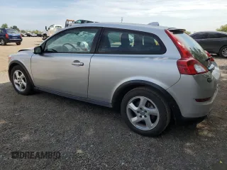2012 Volvo C30 z VIN YV1672MK2C2276602, wystawiony jako Copart lot #71558424 z przebiegiem 126 717 mil mil oraz Szkody całkowita. Historia ofert i sprzedaży dostępna na DreamBid. Obrazek 2.