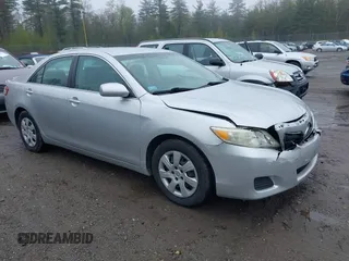 2011 Toyota Camry LE z VIN 4T1BF3EK3BU676288, wystawiony jako IAAI lot #42112366 z przebiegiem 156 066 mil mil oraz . Historia ofert i sprzedaży dostępna na DreamBid. Obrazek 1.