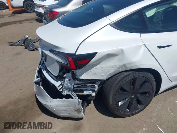 2025 Tesla Model 3 Long Range z VIN 5YJ3E1EAXSF885110, wystawiony jako IAAI lot #42400734 z przebiegiem 4 276 mil mil oraz . Historia ofert i sprzedaży dostępna na DreamBid. Obrazek 6.