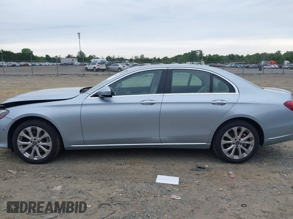 2018 Mercedes-Benz E 300 with VIN WDDZF4KB3JA385504, listed as a IAAI auction lot 42340289 with 15,336 mi miles and . Bid and sale history available at DreamBid. Image 15.