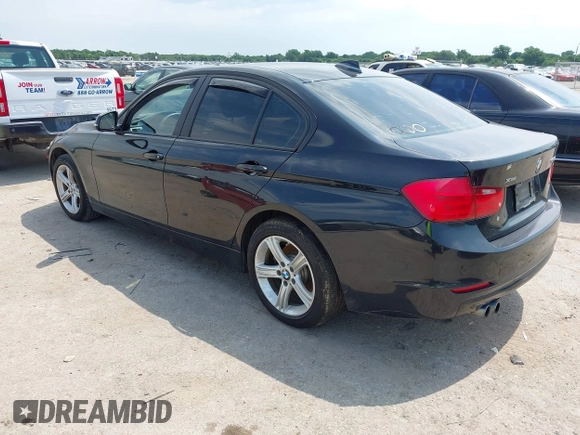 2015 BMW 3 Series 328i xDrive z VIN WBA3B3C5XFJ984998, wystawiony jako IAAI lot #42498649 z przebiegiem 186 642 mil mil oraz . Historia ofert i sprzedaży dostępna na DreamBid. Obrazek 3.