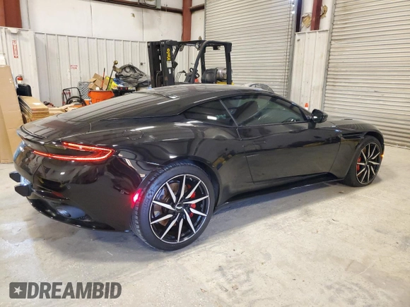 2018 Aston Martin DB11 z VIN SCFRMFAV6JGL03707, wystawiony jako Copart lot #81757644 z przebiegiem Nie podano mil oraz Szkody całkowita. Historia ofert i sprzedaży dostępna na DreamBid. Obrazek 3.