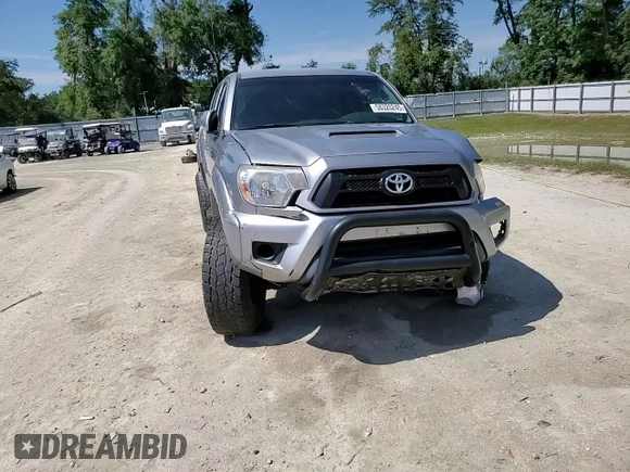 2015 Toyota Tacoma z VIN 5TFLU4EN5FX135486, wystawiony jako Copart lot #58320245 z przebiegiem 95 424 mil mil oraz Szkoda całkowita • Salvage title. Historia ofert i sprzedaży dostępna na DreamBid. Obrazek 14.