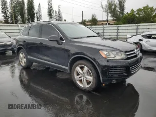 2014 Volkswagen Touareg Lux z VIN WVGEF9BP8ED011360, wystawiony jako Copart lot #51774435 z przebiegiem 101 215 mil mil oraz Szkody całkowita. Historia ofert i sprzedaży dostępna na DreamBid. Obrazek 4.