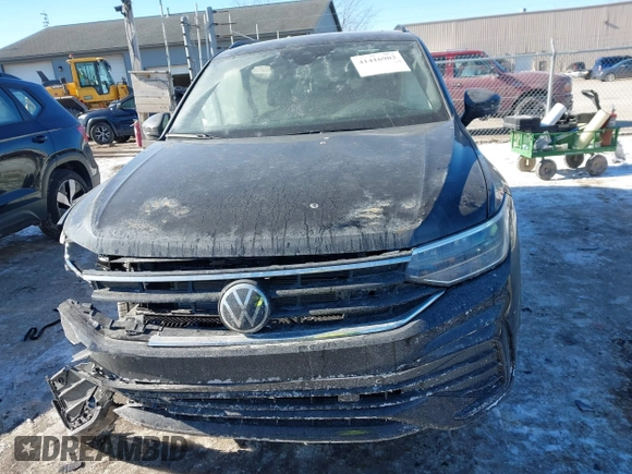2024 Volkswagen Tiguan SE R-Line Black with VIN 3VV8B7AX3RM158006, listed as a IAAI auction lot 41416903 with 1,735 mi miles and . Bid and sale history available at DreamBid. Image 11.