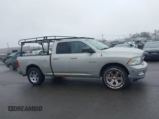 2010 Dodge 1500 SLT z VIN 1D7RV1GP3AS197145, wystawiony jako IAAI lot #41837884 z przebiegiem 241 378 mil mil oraz . Historia ofert i sprzedaży dostępna na DreamBid. Obrazek 13.