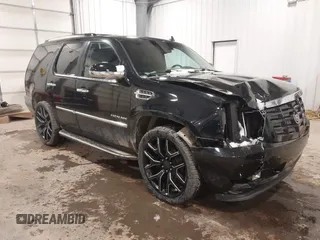 2011 Cadillac Escalade Luxury z VIN 1GYS4BEF4BR135884, wystawiony jako IAAI lot #41704475 z przebiegiem 192 262 mil mil oraz . Historia ofert i sprzedaży dostępna na DreamBid. Obrazek 1.