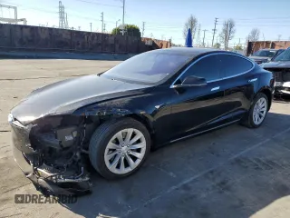 2019 Tesla Model S 75D z VIN 5YJSA1E25KF299740, wystawiony jako Copart lot #49355485 z przebiegiem 140 385 mil mil oraz Szkoda całkowita • Salvage title. Historia ofert i sprzedaży dostępna na DreamBid. Obrazek 1.