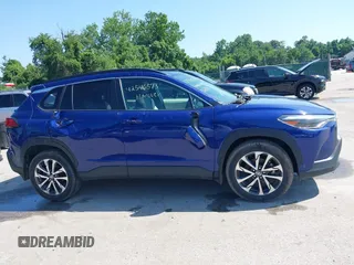 2022 Toyota Corolla Cross XLE z VIN 7MUDAABG4NV004836, wystawiony jako IAAI lot #42546573 z przebiegiem 23 821 mil mil oraz . Historia ofert i sprzedaży dostępna na DreamBid. Obrazek 13.