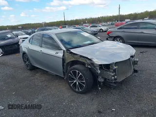 2020 Toyota Camry SE z VIN 4T1G11AKXLU865424, wystawiony jako IAAI lot #42027716 z przebiegiem 114 371 mil mil oraz . Historia ofert i sprzedaży dostępna na DreamBid. Obrazek 1.