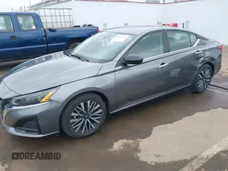 2024 Nissan Altima SV z VIN 1N4BL4DV4RN385646, wystawiony jako IAAI lot #42422125 z przebiegiem 27 335 mil mil oraz . Historia ofert i sprzedaży dostępna na DreamBid. Obrazek 2.