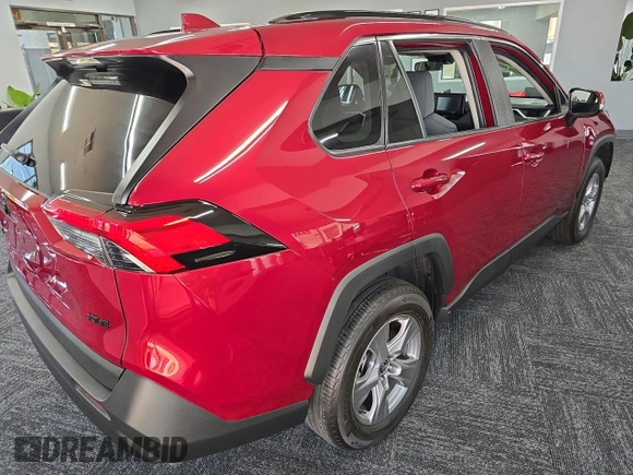 2022 Toyota RAV4 XLE z VIN 2T3W1RFV4NW201045, wystawiony jako Copart lot #62903115 z przebiegiem 26 019 mil mil oraz Czysty tytuł • Clean title. Historia ofert i sprzedaży dostępna na DreamBid. Obrazek 4.