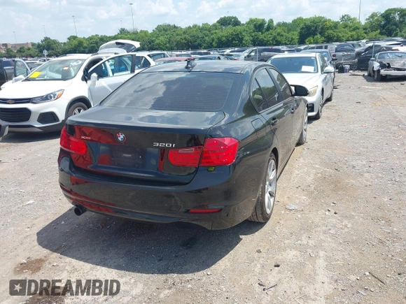 2013 BMW 3 Series 320i xDrive z VIN WBA3C3C50DF980052, wystawiony jako IAAI lot #42577081 z przebiegiem 184 223 mil mil oraz . Historia ofert i sprzedaży dostępna na DreamBid. Obrazek 4.