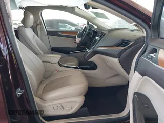 2019 Lincoln MKC Select z VIN 5LMCJ2C92KUL17640, wystawiony jako IAAI lot #41981742 z przebiegiem 58 677 mil mil oraz . Historia ofert i sprzedaży dostępna na DreamBid. Obrazek 5.