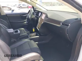 2016 Tesla Model X 70D z VIN 5YJXCAE29GF002170, wystawiony jako IAAI lot #42334842 z przebiegiem 119 104 mil mil oraz . Historia ofert i sprzedaży dostępna na DreamBid. Obrazek 5.