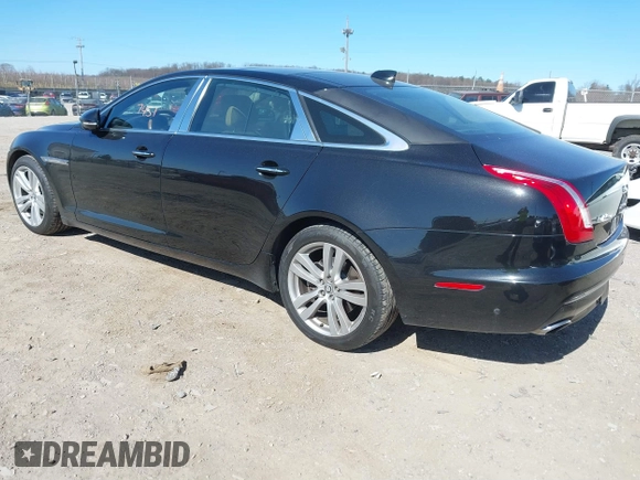 2018 Jaguar XJ Portfolio z VIN SAJWJ2GD2J8W13463, wystawiony jako IAAI lot #41897451 z przebiegiem 70 448 mil mil oraz . Historia ofert i sprzedaży dostępna na DreamBid. Obrazek 3.
