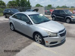 2014 Chevrolet Cruze 1LT z VIN 1G1PC5SB6E7470980, wystawiony jako IAAI lot #42461163 z przebiegiem 153 568 mil mil oraz . Historia ofert i sprzedaży dostępna na DreamBid. Obrazek 1.