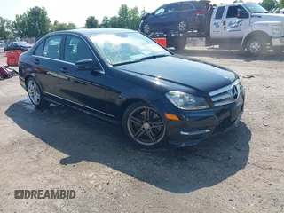 2013 Mercedes-Benz C 300 Sport z VIN WDDGF8AB0DG124770, wystawiony jako IAAI lot #42410696 z przebiegiem 233 343 mil mil oraz . Historia ofert i sprzedaży dostępna na DreamBid. Obrazek 1.
