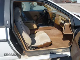 1986 Pontiac Fiero z VIN 1G2PF3790GP231392, wystawiony jako IAAI lot #41870267 z przebiegiem 156 718 mil mil oraz . Historia ofert i sprzedaży dostępna na DreamBid. Obrazek 5.