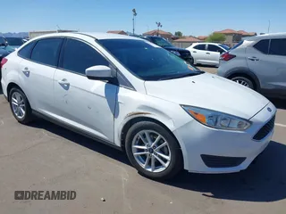 2018 Ford Focus SE z VIN 1FADP3FE1JL260723, wystawiony jako IAAI lot #41836728 z przebiegiem 100 415 mil mil oraz . Historia ofert i sprzedaży dostępna na DreamBid. Obrazek 1.