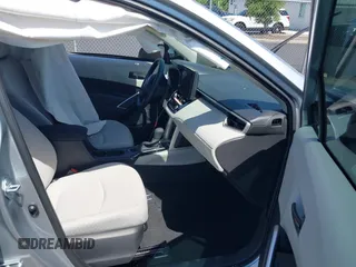 2025 Toyota Corolla Cross L z VIN 7MUAAAAG8SV129922, wystawiony jako IAAI lot #42275105 z przebiegiem 993 mil mil oraz . Historia ofert i sprzedaży dostępna na DreamBid. Obrazek 5.