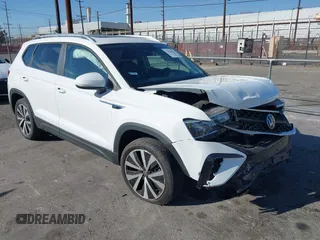 2024 Volkswagen Taos SE z VIN 3VVEX7B29RM025564, wystawiony jako IAAI lot #41350181 z przebiegiem 6 862 mil mil oraz . Historia ofert i sprzedaży dostępna na DreamBid. Obrazek 1.