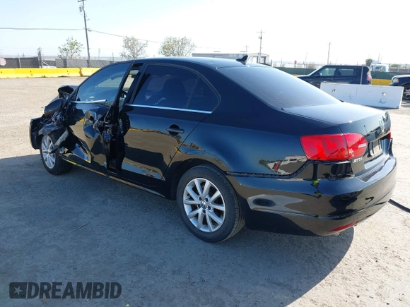 2014 Volkswagen Jetta SE z VIN 3VWD17AJ4EM419839, wystawiony jako IAAI lot #41994141 z przebiegiem 102 068 mil mil oraz . Historia ofert i sprzedaży dostępna na DreamBid. Obrazek 3.