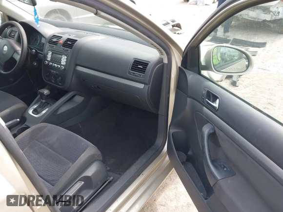 2006 Volkswagen Jetta Value Edition z VIN 3VWPF71K16M760303, wystawiony jako IAAI lot #42352139 z przebiegiem 112 012 mil mil oraz . Historia ofert i sprzedaży dostępna na DreamBid. Obrazek 5.