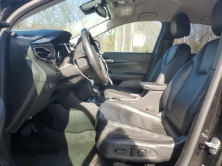 2020 Buick Encore GX Essence с VIN KL4MMGSL9LB106536, выставлен на аукционе Copart как лот 49349215 с пробегом 116 886 миль миль и Чистый • Clean title. История ставок и продаж доступна на DreamBid. Изображение 7.
