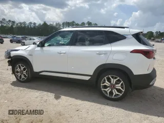 2021 Kia Seltos SX z VIN KNDETCA22M7082096, wystawiony jako Copart lot #51905735 z przebiegiem 44 259 mil mil oraz Szkoda całkowita • Salvage title. Historia ofert i sprzedaży dostępna na DreamBid. Obrazek 2.