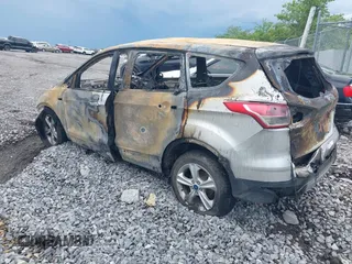 2013 Ford Escape SE z VIN 1FMCU0GX6DUD90875, wystawiony jako IAAI lot #42166461 z przebiegiem Nie podano mil oraz . Historia ofert i sprzedaży dostępna na DreamBid. Obrazek 3.