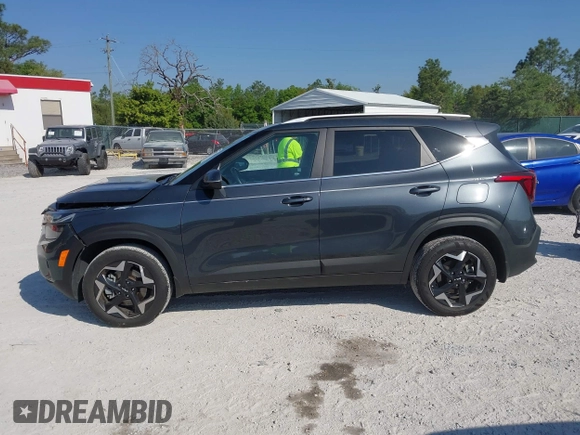 2024 Kia Seltos EX z VIN KNDERCAA8R7600290, wystawiony jako IAAI lot #42059075 z przebiegiem 32 639 mil mil oraz . Historia ofert i sprzedaży dostępna na DreamBid. Obrazek 15.
