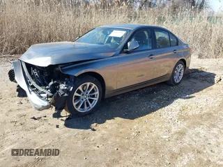 2016 BMW 3 Series 320i xDrive z VIN WBA8E5G56GNT93029, wystawiony jako IAAI lot #41652248 z przebiegiem 93 088 mil mil oraz . Historia ofert i sprzedaży dostępna na DreamBid. Obrazek 20.