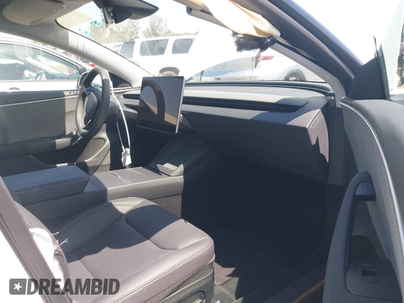2025 Tesla Model 3 Long Range z VIN 5YJ3E1EAXSF885110, wystawiony jako IAAI lot #42400734 z przebiegiem 4 276 mil mil oraz . Historia ofert i sprzedaży dostępna na DreamBid. Obrazek 5.
